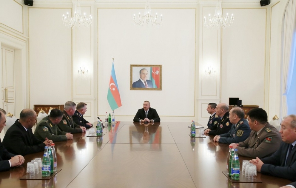 Präsident Ilham Aliyev empfängt Teilnehmer der 78. Ratssitzung der Kommandos von GUS-Grenztruppen VIDEO