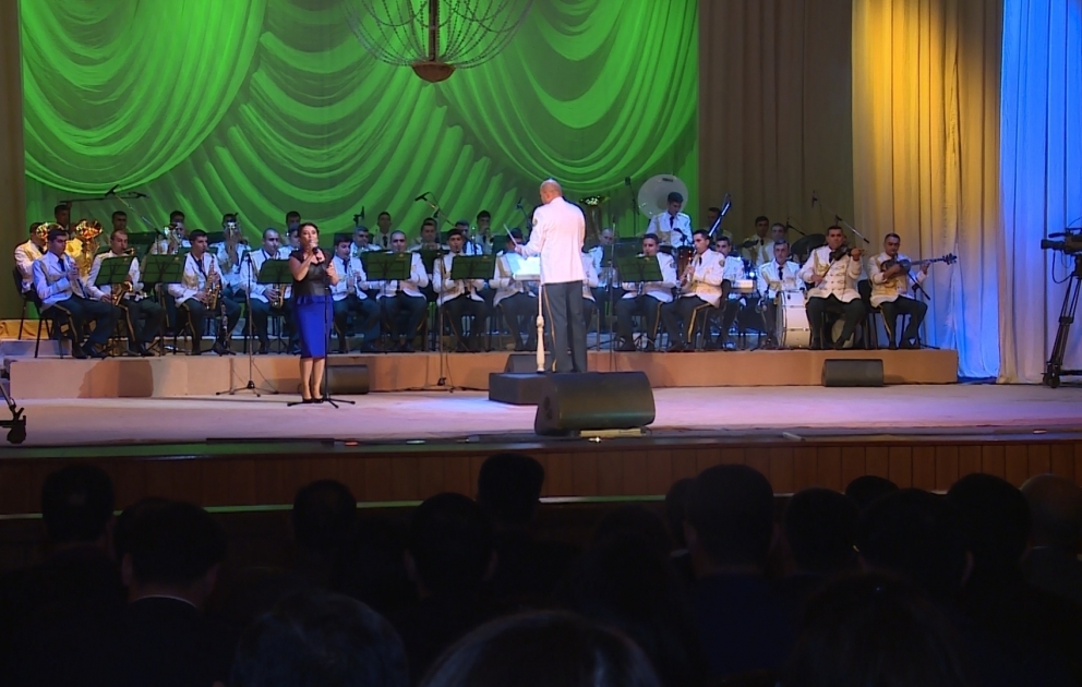 Hərbi orkestrin müşayiəti ilə estrada müğənnilərinin konserti VİDEO