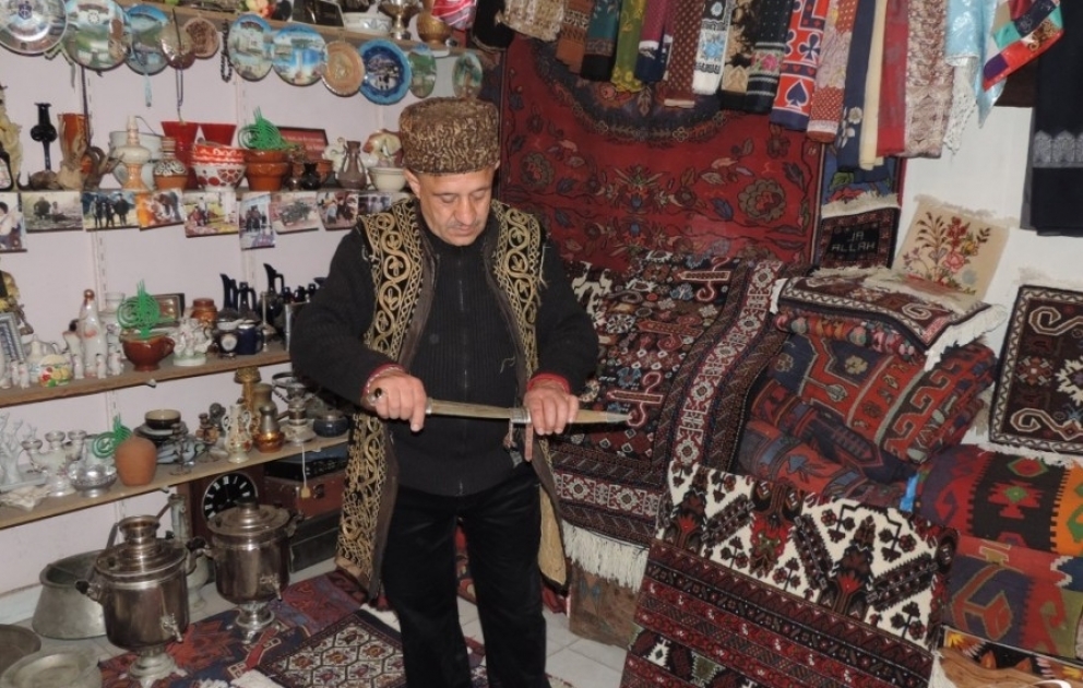 Əcnəbi turistlərin artması qədim əşyalar və suvenirlər bazarında canlanma yaradıb VİDEO