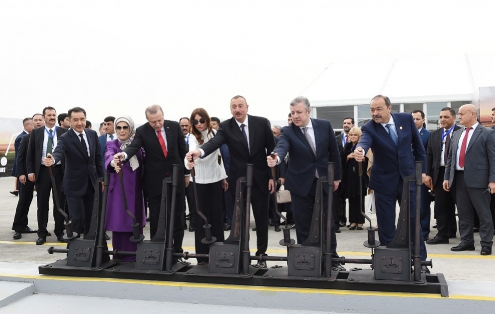 Bakı-Tbilisi-Qars dəmir yolunun açılış mərasimi keçirilib  Azərbaycan Prezidenti İlham Əliyev və birinci xanım Mehriban Əliyeva mərasimdə iştirak ediblər YENİLƏNİB 3 VİDEO
