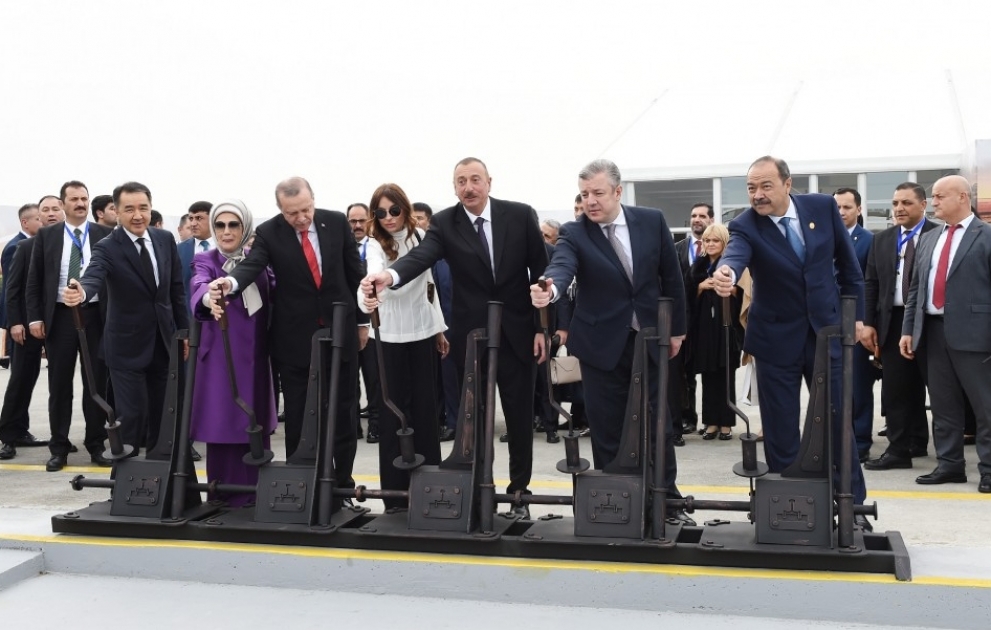 Baku-Tiflis-Kars Eisenbahnstrecke (BTK) eingeweiht Staatspräsident Ilham Aliyev und First Lady Mehriban Aliyeva nahmen an Eröffnungsveranstaltung teil VIDEO