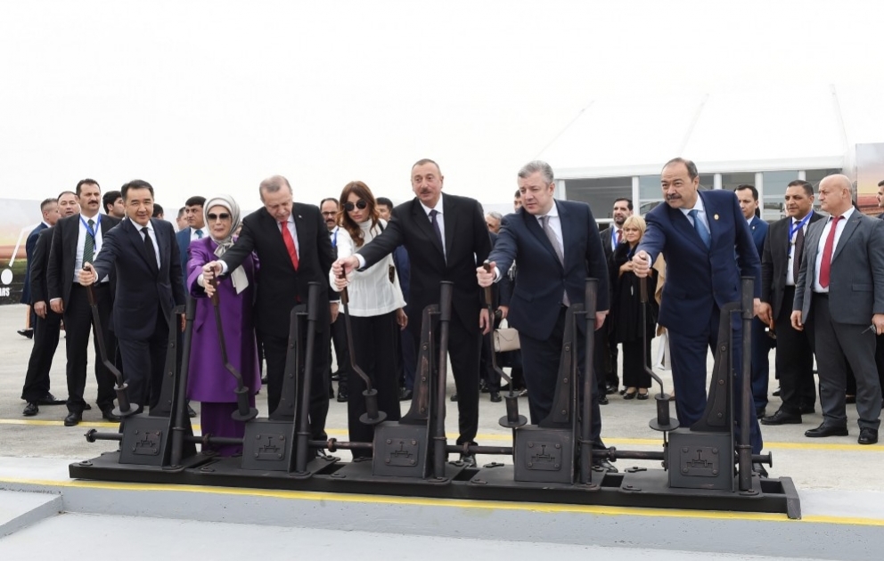 Cérémonie d’inauguration du chemin de fer Bakou-Tbilissi-Kars à Bakou Le président Ilham Aliyev et la première dame Mehriban Aliyeva sont présents à la cérémonie VIDEO