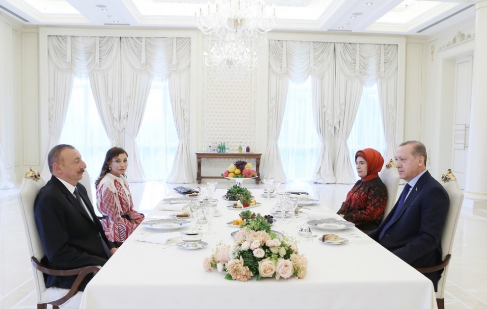Gemeines Diner der Präsidenten von Aserbaidschan und der Türkei VIDEO
