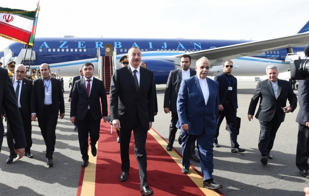 Staatspräsident Ilham Aliyev zu Arbeitsbesuch im Iran eingetroffen VIDEO