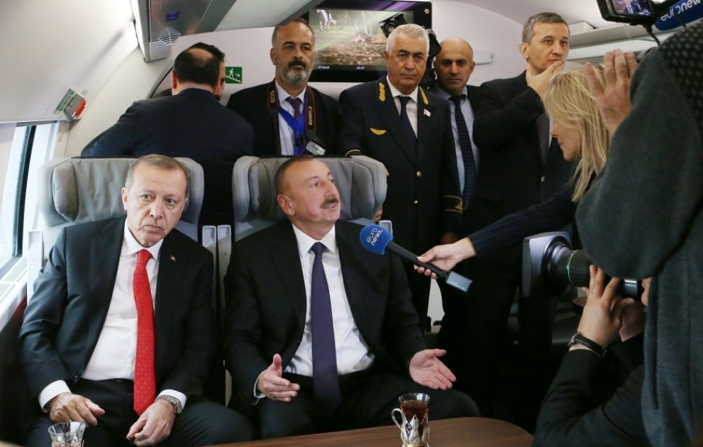 “Yevronyus” telekanalı Bakı-Tbilisi-Qars dəmir yolunun açılışı ilə bağlı reportaj yayımlayıb  Telekanalın müxbiri Azərbaycan və Türkiyə prezidentlərindən,Gürcüstanın Baş nazirindən müsahibə alıb VİDEO