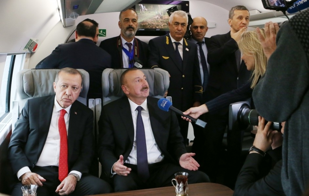 Euronews veröffentlicht eine Reportage über Eröffnung der neuen Eisenbahnstrecke Baku-Tiflis-Kars  Reporterin des Senders interviewt Präsidenten von Aserbaidschan und der Türkei, Premierminister Georgiens VIDEO