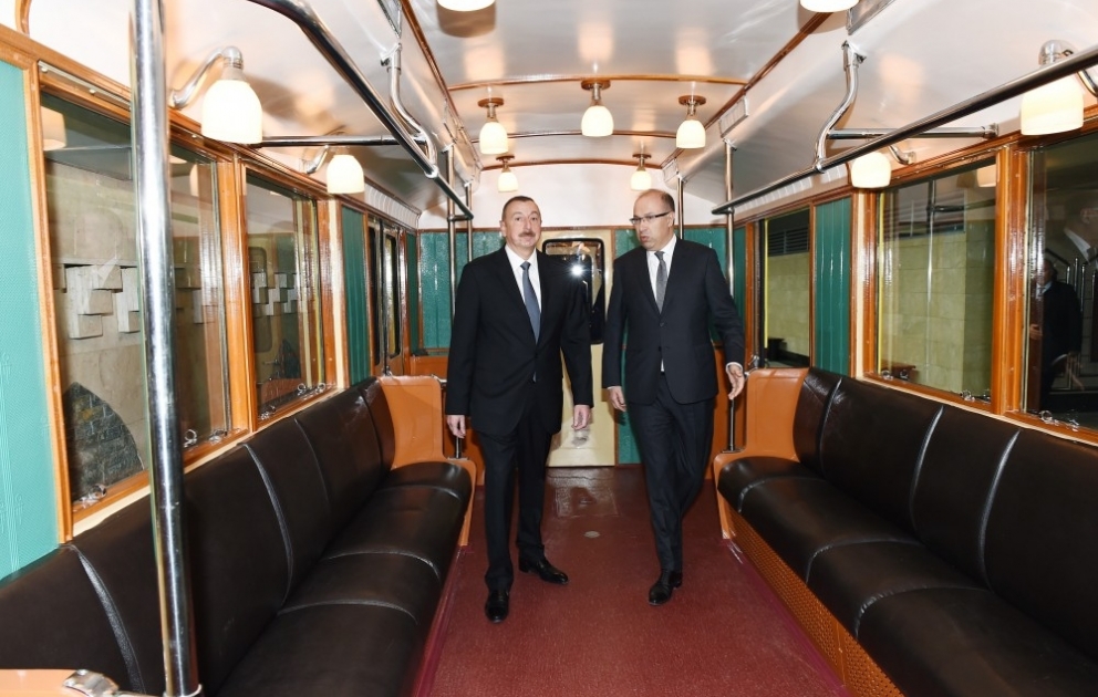 Prezident İlham Əliyev Bakı Metropoliteninin retro vaqonları ilə tanış olub YENİLƏNİB VİDEO