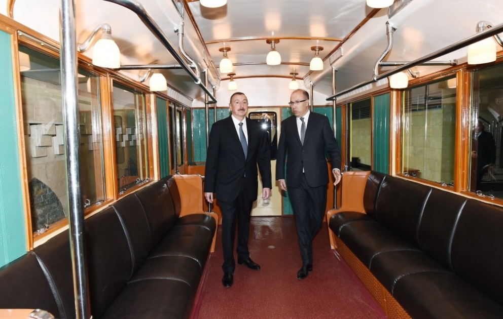 Staatpräsident Ilham Aliyev inspiziert Retro-Wagen von Metro Baku VIDEO