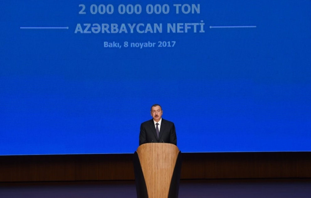 Cérémonie solennelle à l’occasion de la production de deux milliards de tonnes de pétrole Le président Ilham Aliyev participe à la cérémonie VIDEO