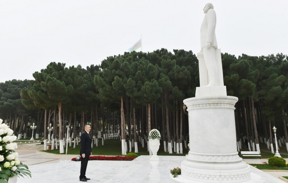 Prezident İlham Əliyev Xırdalan şəhərində ümummilli lider Heydər Əliyevin abidəsini ziyarət edib VİDEO