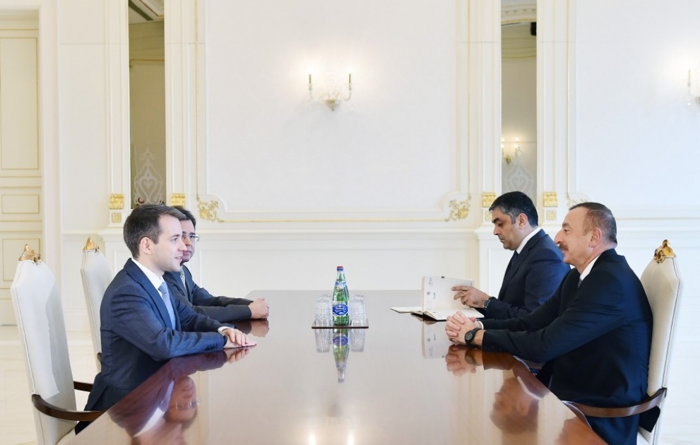 Le président de la République reçoit le ministre russe des Communications VIDEO
