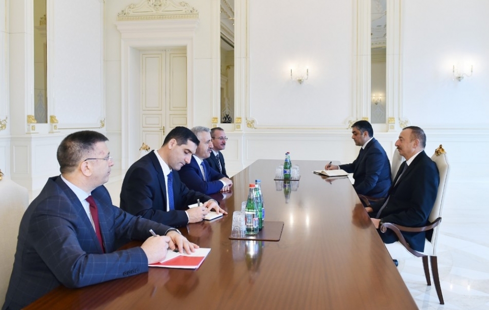Präsident von Aserbaidschan Ilham Aliyev empfängt Minister für Verkehr, Schifffahrt und Kommunikation der Türkei VIDEO