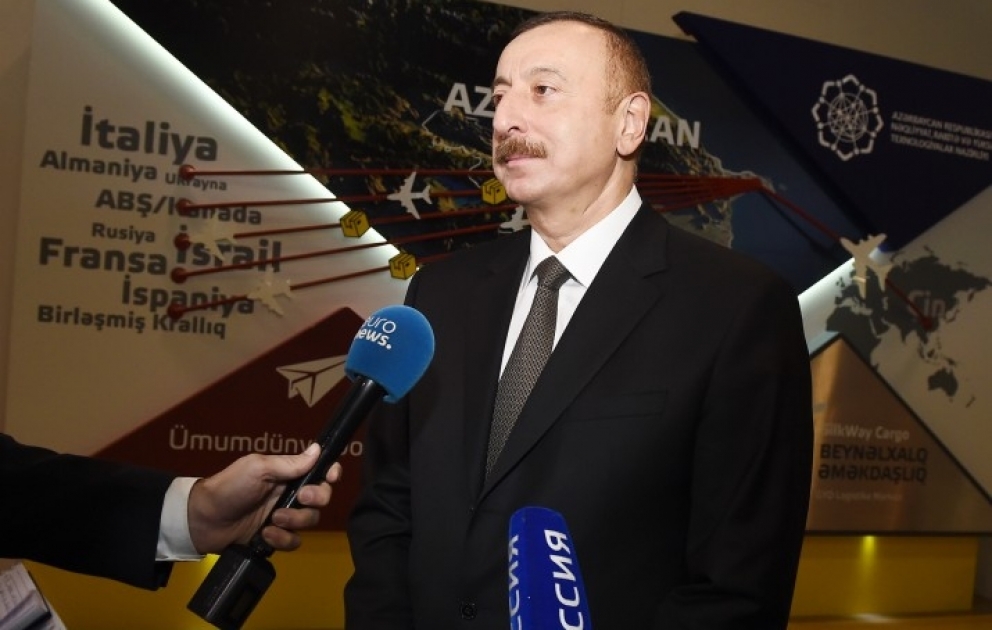 Aserbaidschans Präsident Ilham Aliyev beantwortet Fragen von Journalisten VIDEO