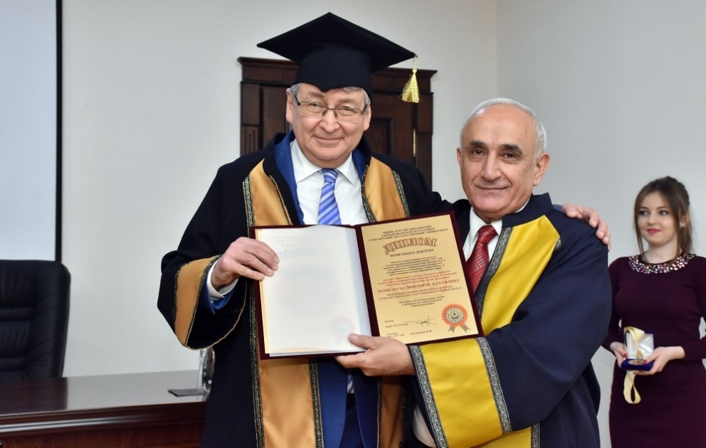 Ufa Dövlət Neft Texniki Universitetinin rektoruna SDU-nun fəxri doktoru diplomu təqdim edilib VİDEO