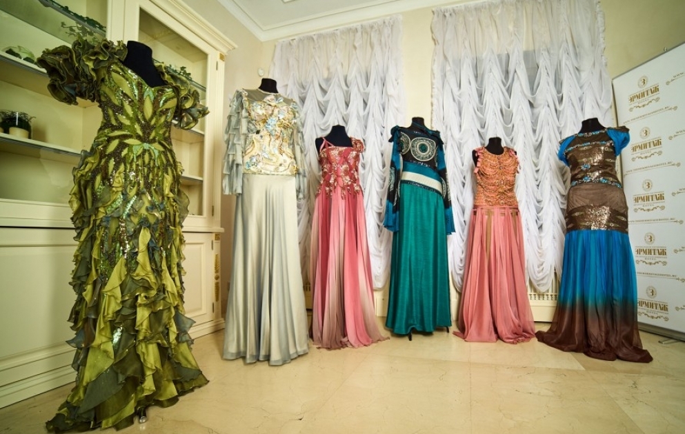 Gorgeous dresses by Azerbaijan`s fashion designer displayed at State Hermitage Museum VIDEO