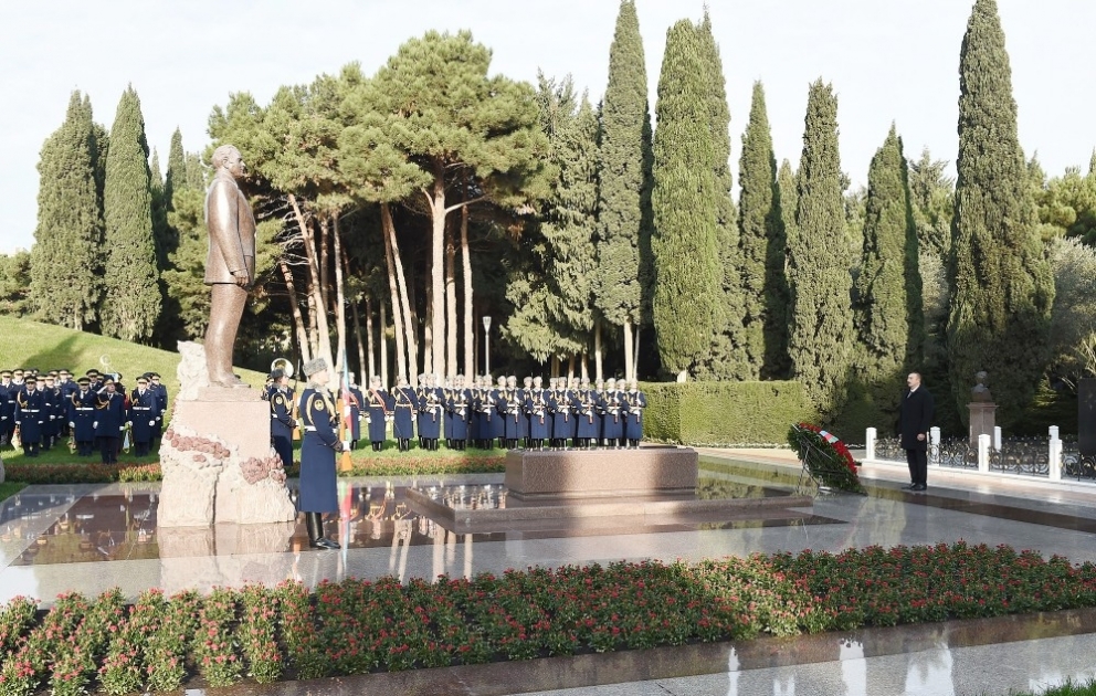 Staatspräsident Ilham Aliyev besucht Grabmal von Nationalleader Heydar Aliyev VIDEO