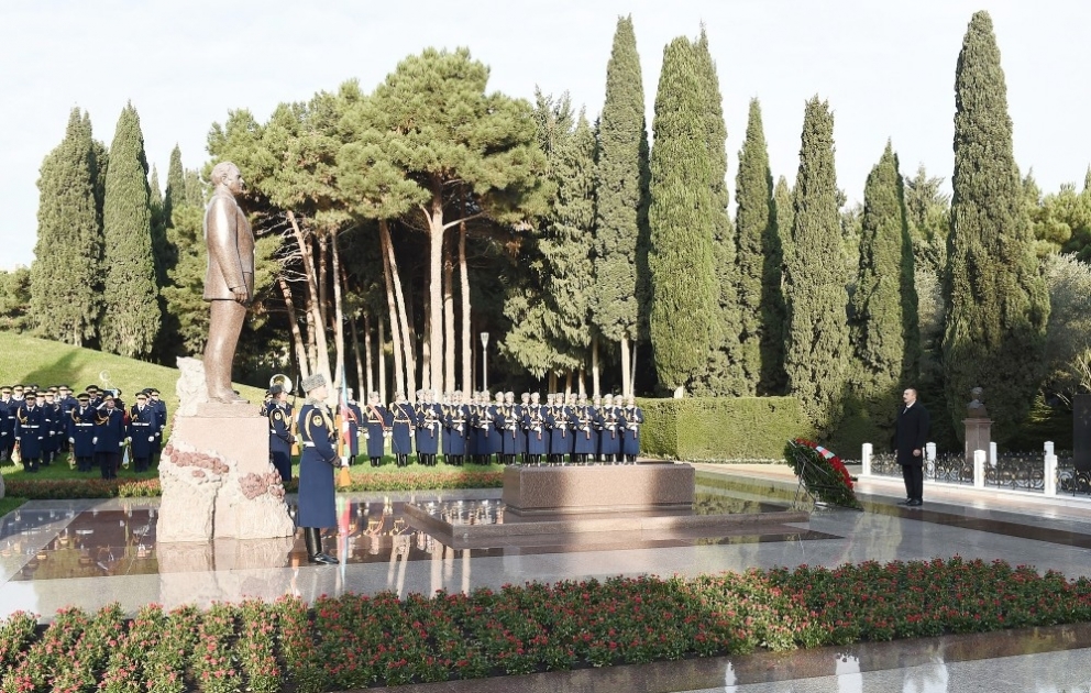 President Ilham Aliyev visited grave of national leader Heydar Aliyev VIDEO