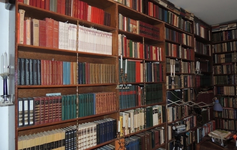 Tərtər sakininin şəxsi kitabxanasında saxladığı ən qədim kitab 1717-ci ildə I Pyotrun sifarişi ilə çap olunub VİDEO