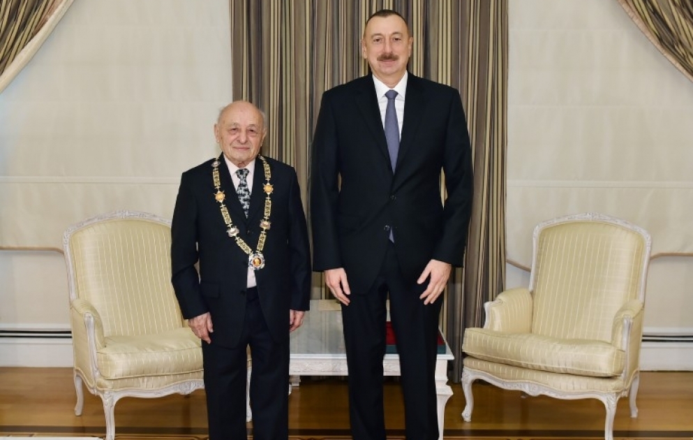 Volkskünstler Omar Eldarov mit Heydar Aliyev Orden ausgezeichnet VIDEO