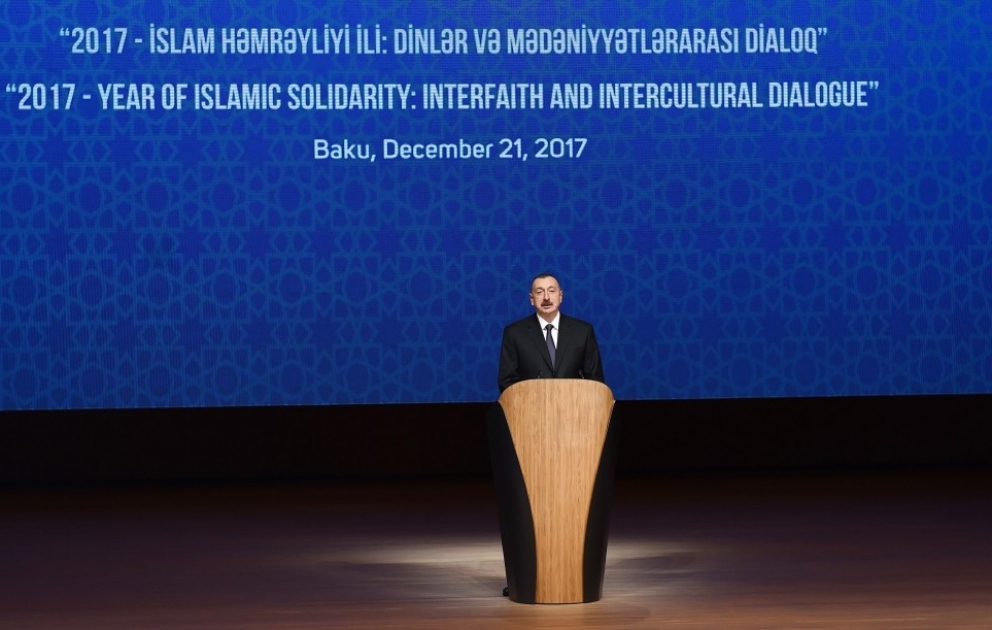 Bakıda “2017-İslam Həmrəyliyi İli: Dinlər və mədəniyyətlərarası dialoq” mövzusunda beynəlxalq konfrans keçirilib  Azərbaycan Prezidenti İlham Əliyev konfransın açılışında iştirak edib YENİLƏNİB 3 VİDEO