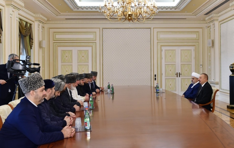 Le président Ilham Aliyev reçoit un groupe de personnalités religieuses musulmanes des républiques russes du Caucase du Nord VIDEO