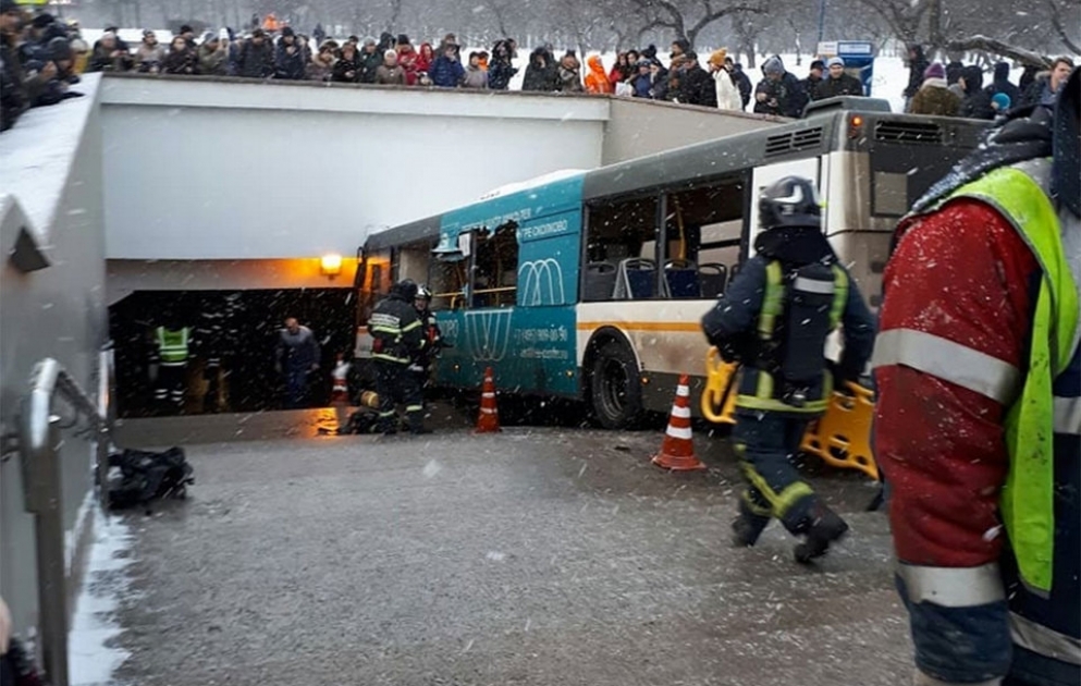 Moskvada avtobus metro keçidinə girib VİDEO