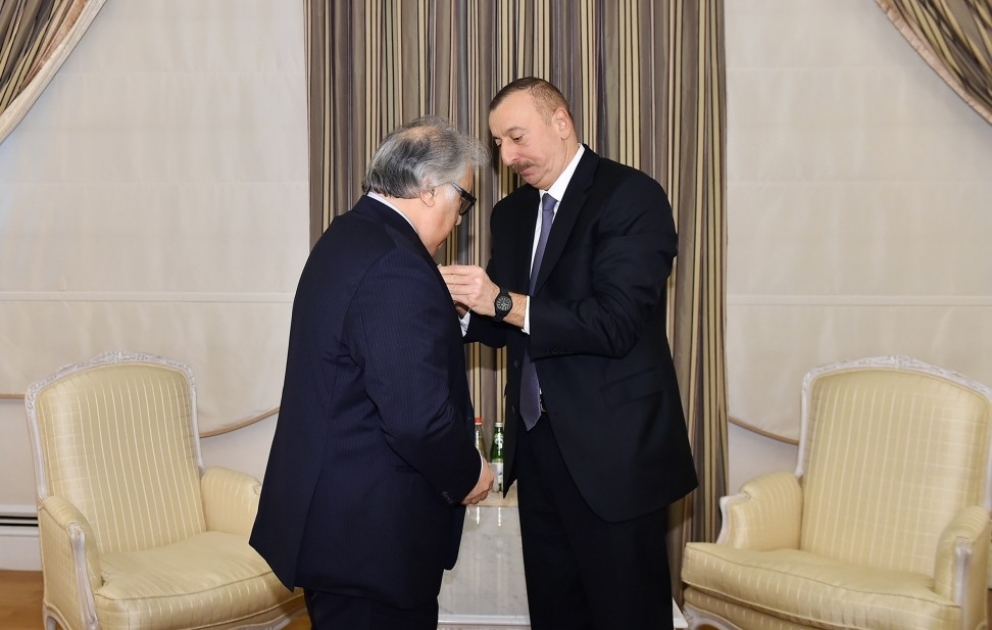 Prezident İlham Əliyev Xalq Artisti Fərhad Bədəlbəyliyə “İstiqlal” ordeni təqdim edib YENİLƏNİB VİDEO