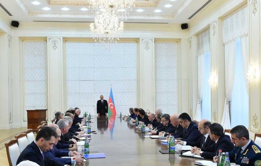 Sitzung des Ministerkabinetts gewidmet den Ergebnissen der sozialökonomischen Entwicklung des Jahres 2017 Präsident Ilham Aliyev nimmt an der Sitzung teil VIDEO