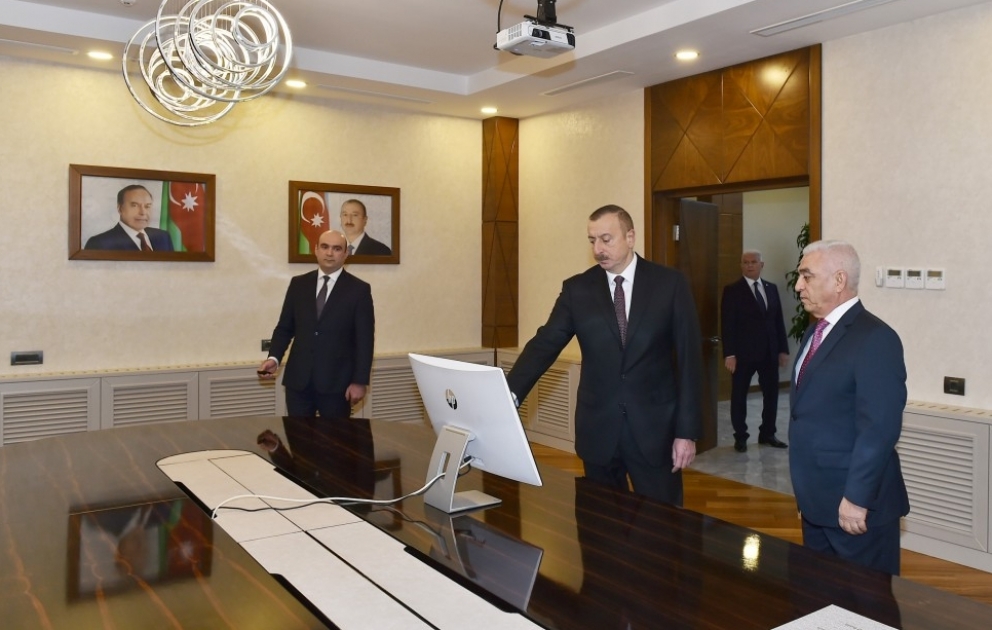 Staatspräsident Ilham Aliyev weiht Verwaltungsgebäude von Verteilungsnetz Baku und neue Umspannwerke ein VIDEO