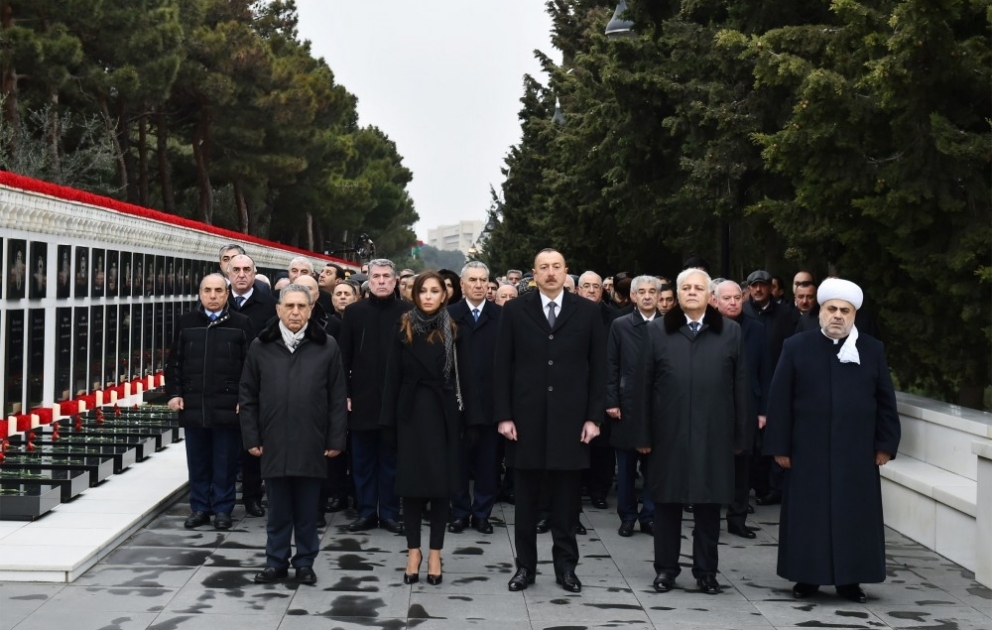 Qanlı 20 Yanvar faciəsinin 28-ci ildönümü ilə əlaqədar Şəhidlər xiyabanını ümumxalq ziyarəti  Azərbaycan Prezidenti İlham Əliyev şəhidlərin əziz xatirəsini yad edib YENİLƏNİB VİDEO