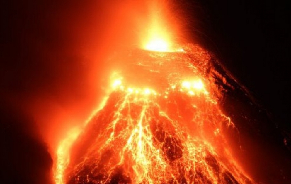 Filippin: Mayon vulkanı 700 metr hündürlükdə lava püskürüb VİDEO