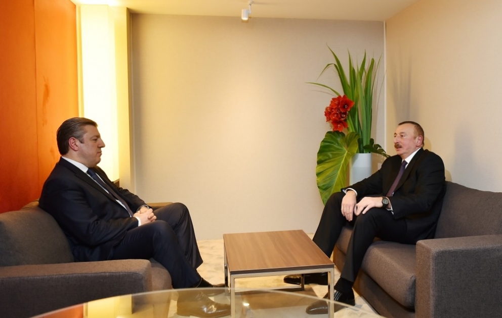 Treffen von Präsident Aserbaidschans Ilham Aliyev und dem georgischen Premierminister Giorgi Kvirikashvili in Davos VIDEO