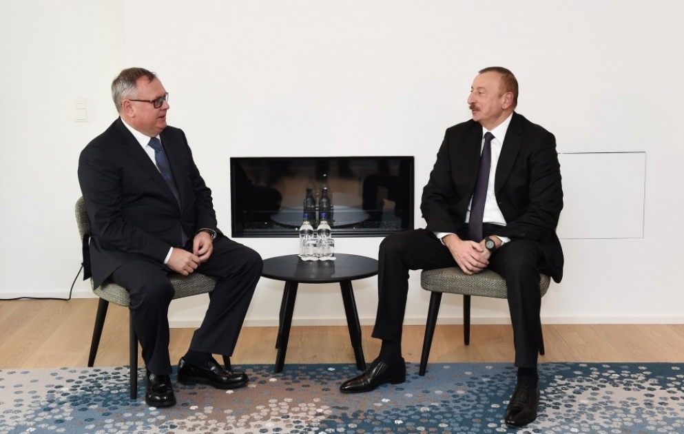 Präsident Ilham Aliyev trifft sich mit Präsident von VTB Bank in Davos VIDEO