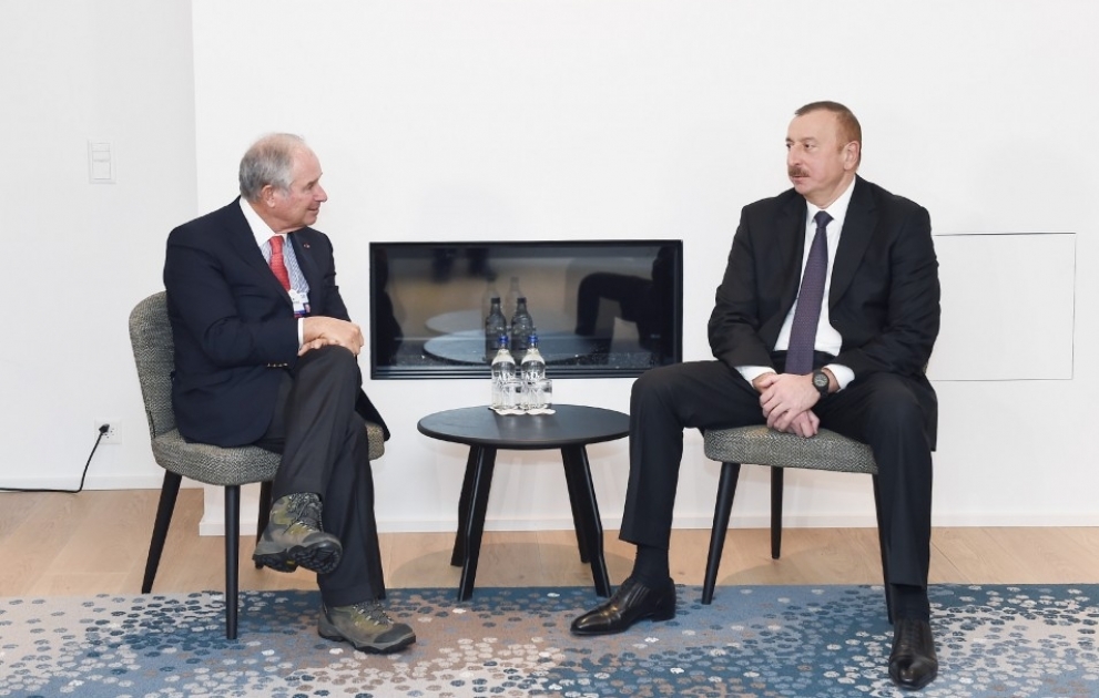 Aserbaidschans Präsident Ilham Aliyev kommt mit CEO und Mitbegründer der US-amerikanischen Firma Blackstone zusammen VIDEO