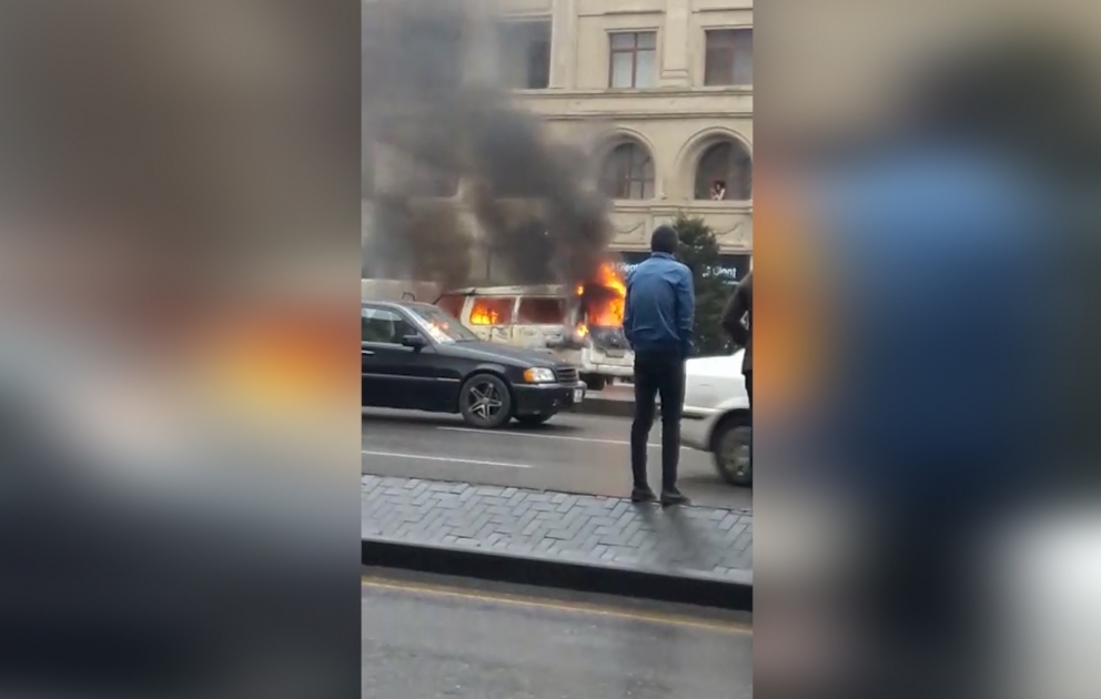 Paytaxtda mikroavtobus yanıb VİDEO