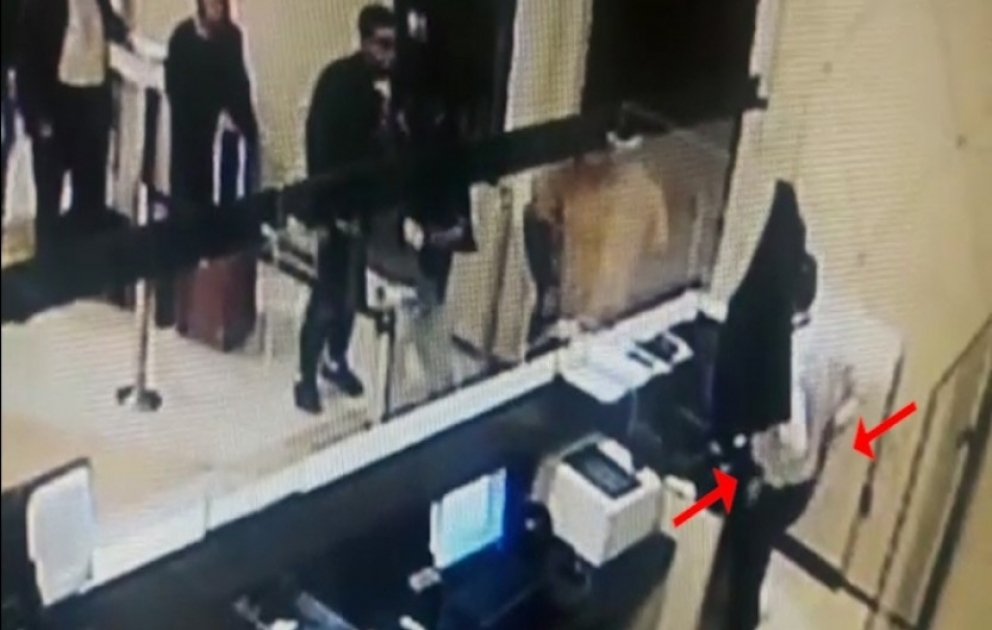 Hava limanında viza rəsmiləşdirilməsi və sərhəd nəzarəti zamanı rüşvət alan şəxslər saxlanılıblar VİDEO
