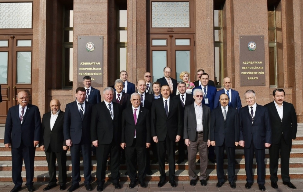 Le président Ilham Aliyev a reçu la délégation de la CSI et des unions syndicales des pays étrangers VIDEO