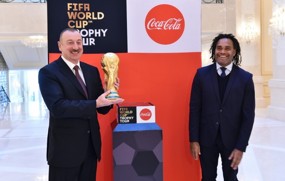 Futbol üzrə dünya çempionatının Kubokunun əsli Prezident İlham Əliyevə təqdim edilib YENİLƏNİB VİDEO