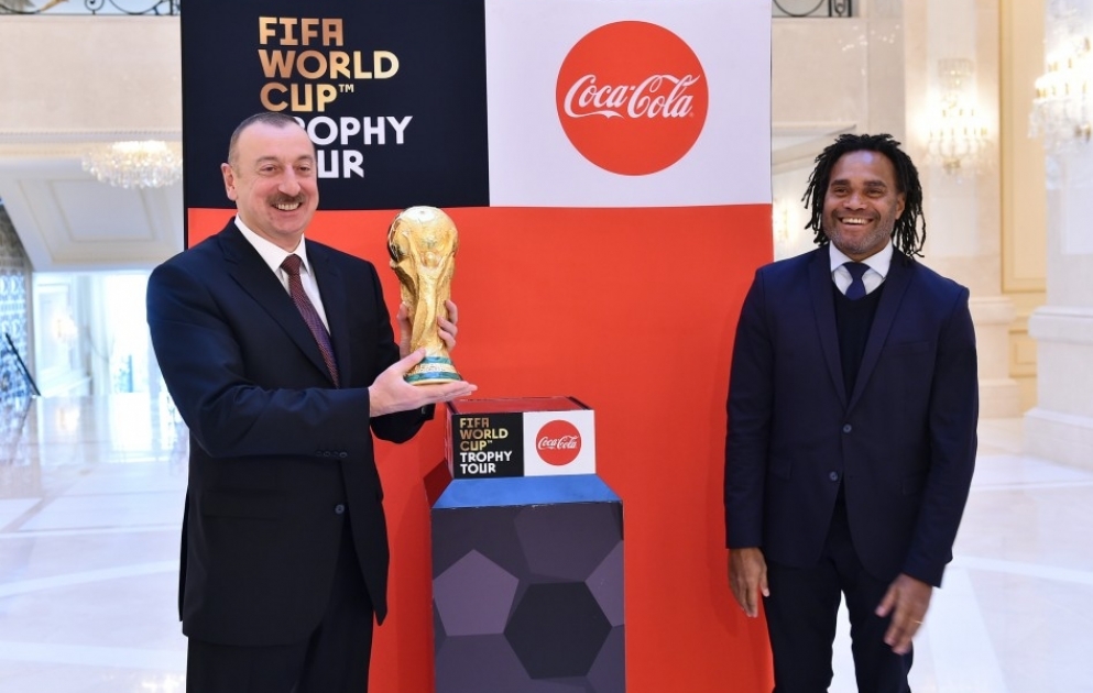 Le trophée de la Coupe du monde présenté au président Ilham Aliyev VIDEO