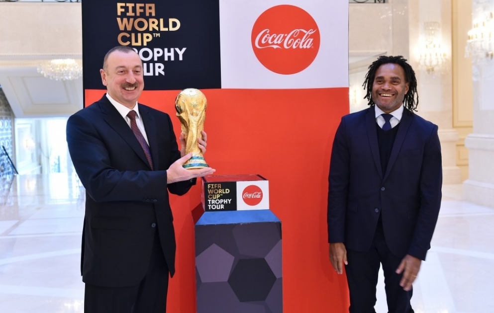 Fußball-WM-Pokal Aserbaidschans Präsident Ilham Aliyev präsentiert VIDEO