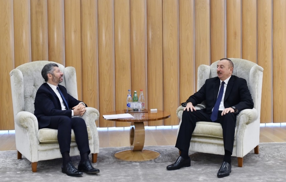 Treffen zwischen Staatspräsident Ilham Aliyev und dem Minister für wirtschaftliche Entwicklung Italiens VIDEO