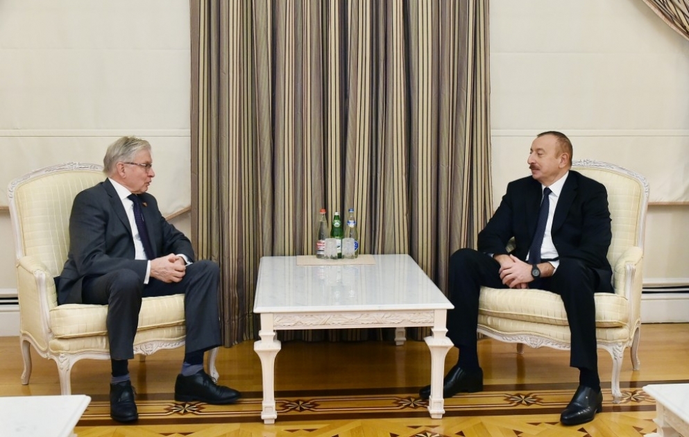 Entretien du président azerbaïdjanais avec l’ancien président du Sénat néerlandais VIDEO