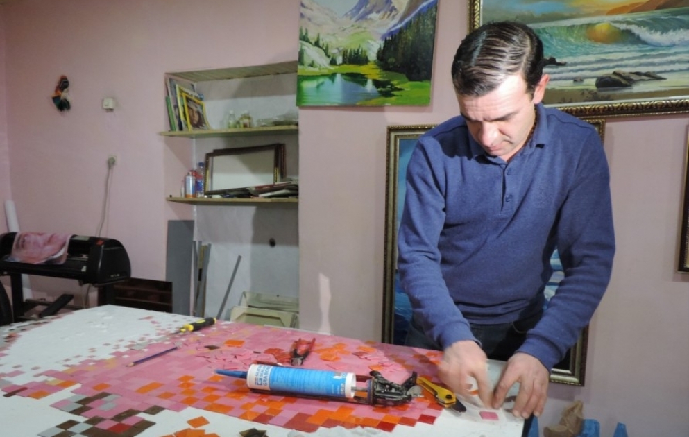 Qubalı rəssam Ulu Öndərin portretini hazırlamaq üçün 17 min akril şüşə parçasından istifadə edəcək VİDEO