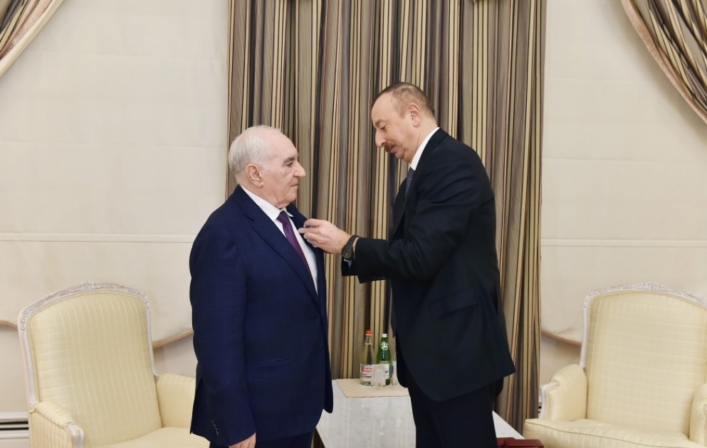 Prezident İlham Əliyev Milli Məclisin deputatı Fəttah Heydərova “İstiqlal” ordeni təqdim edib YENİLƏNİB VİDEO