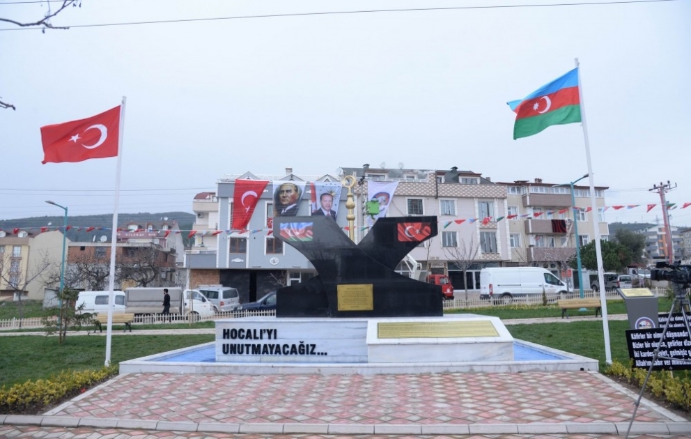 Koceli şəhərinin Körfəz rayonunda Xocalı Soyqırımı abidəsi açılıb VİDEO