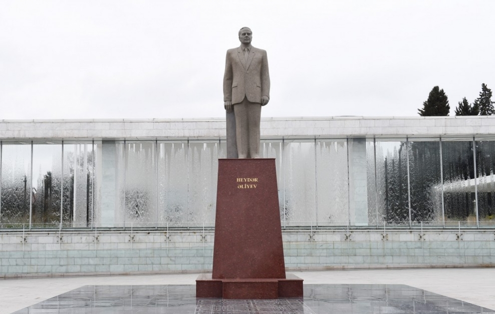Visite du monument du leader national Heydar Aliyev à Minguétchévir VIDEO