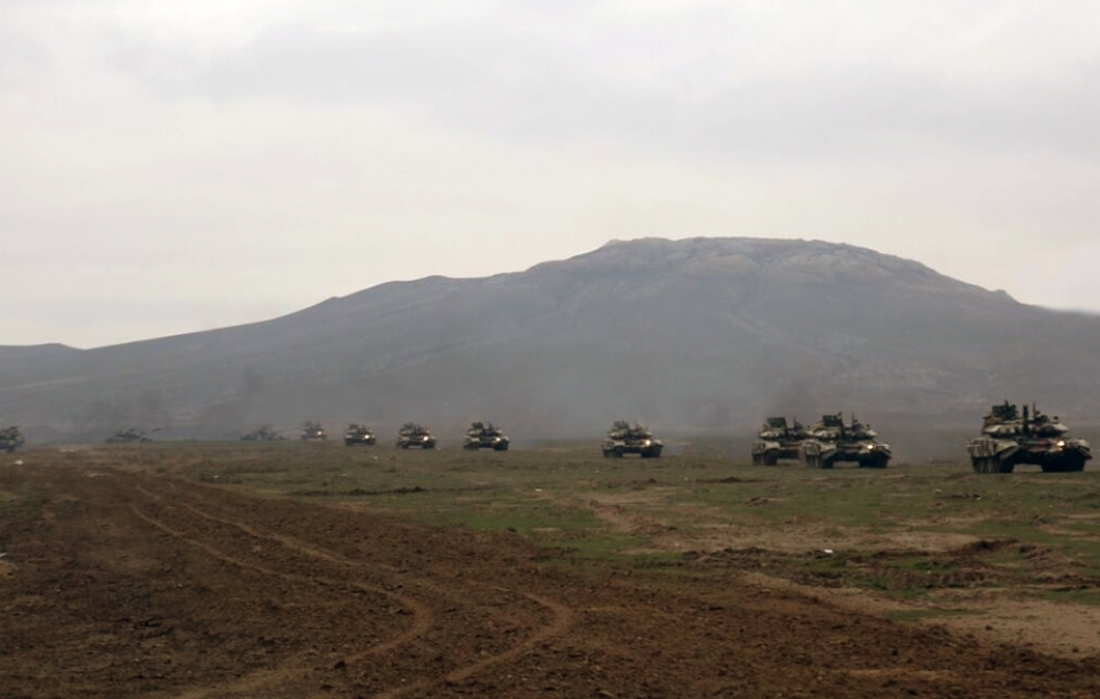 Təlimə cəlb edilmiş tank hərbi hissələri tapşırıqları yerinə yetirirlər VİDEO