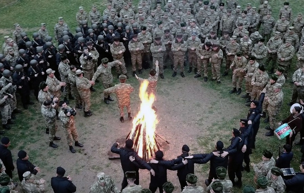 Müdafiə Nazirliyinin rəhbərliyi Yel çərşənbəsini təlimlərdə iştirak edən şəxsi heyətlə keçirib VİDEO