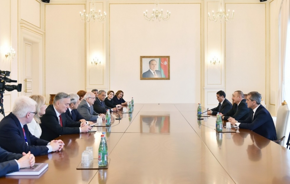 Staatspräsident Ilham Aliyev empfängt ehemalige Staat-Regierungschefs, Ko-Vorsitzenden und Vorstandsmitglieder des Internationalen Nizami Ganjavi-Zentrums VIDEO