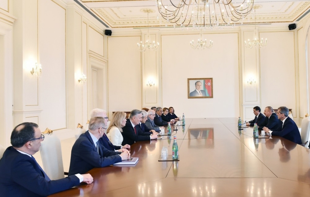 Президент Ильхам Алиев принял сопредседателей Международного центра Низами Гянджеви, бывших глав государств и правительств, членов Правления Центра ОБНОВЛЕНО ВИДЕО